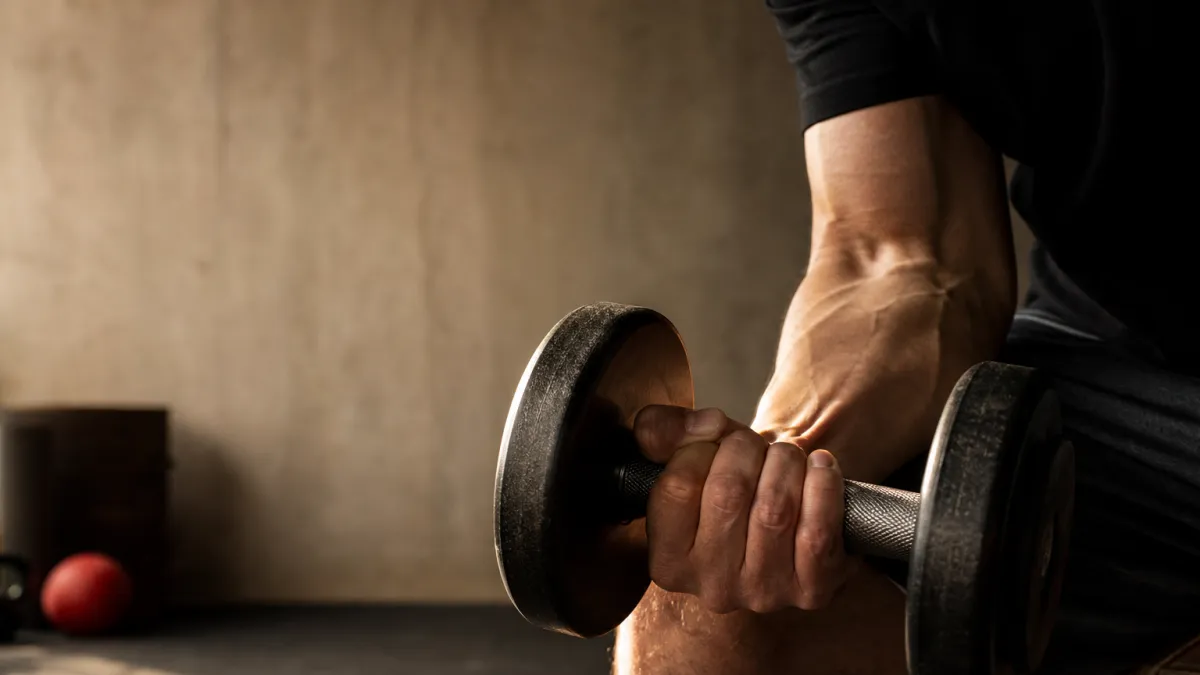 Curl concentré : technique et erreurs pour des biceps massifs