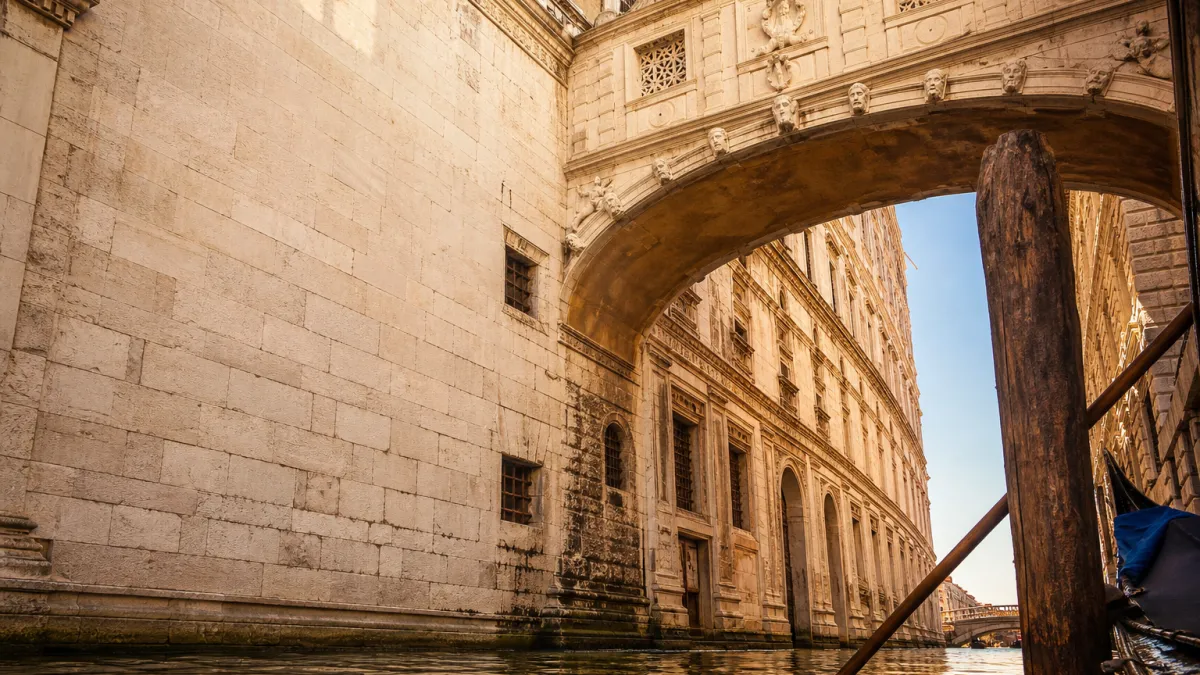 Venise : secrets et légendes du célèbre pont des amoureux